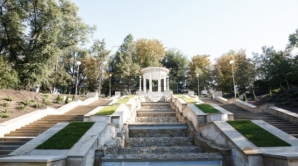 До сих пор на Каскадной лестнице в парке "Валя морилор" не включили фонтан