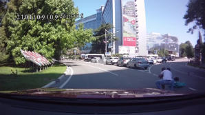 Видео: Из багажника автомобиля в Сочи на полном ходу выпали два ребенка