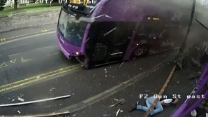 Видео: Сбитый автобусом мужчина поднялся и пошел в паб