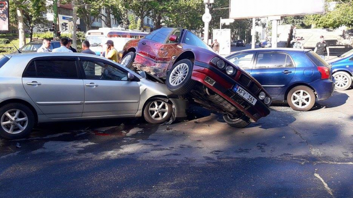 На перекрестке улиц Белинского и Крянгэ столкнулись сразу три автомобиля