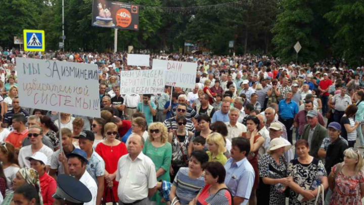 Тысячи человек вышли на митинг и требуют изменения избирательной системы