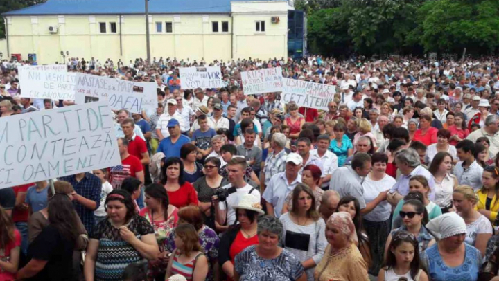 Тысячи человек вышли на митинг и требуют изменения избирательной системы