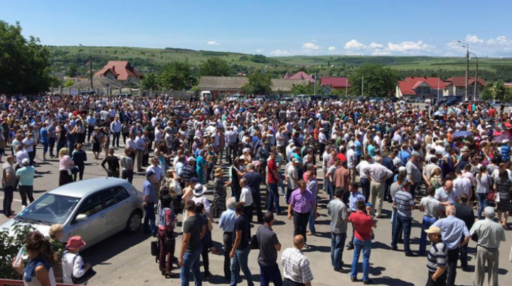 Тысячи человек вышли на митинг и требуют изменения избирательной системы