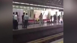 Неизвестный напал на пассажиров в метро Тегерана