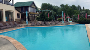 Футболист "Манчестер Юнайтед" столкнул журналистку в бассейн после интервью: видео