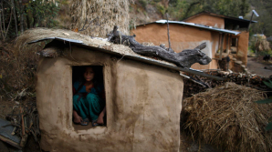 Смертельный обычай: Непалка умерла после ссылки в "менструационную избу"