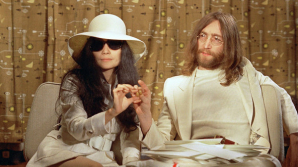 В США продадут пластинку, которую Джон Леннон подписал для своего фаната-убийцы