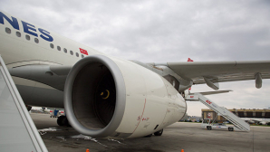 "Думал, развалится": Пассажир рейса Ryanair заснял жесткую посадку самолета