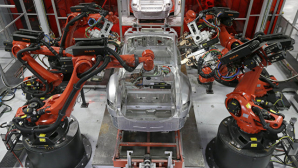 Первые покупатели получили "бюджетную" модель электрокара Tesla