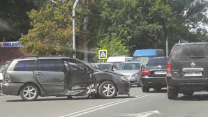 Автомобиль Toyota лишился двери в жёстком ДТП на Рышкановке