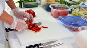 "Проверяй, за что платишь": повар напала на девушек за жалобу на несвежие продукты