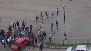 Видео: гонщик на "Жигулях" протаранил толпу людей в Калуге (18+)