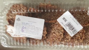 "Проверяй, за что платишь": мужчина купил печенье с плесенью в столичном супермаркете