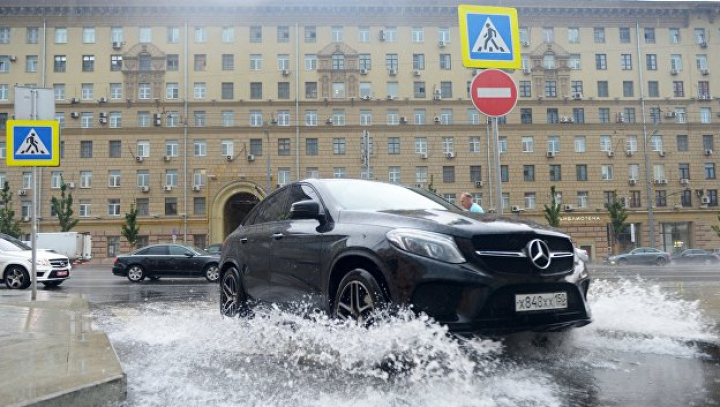 Из-за непогоды в Москве и Подмосковье пострадало более 20 человек