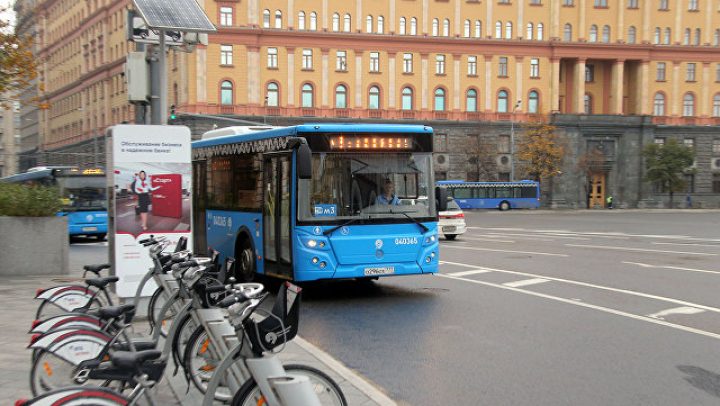 Автобус протащил ребенка по дороге несколько метров