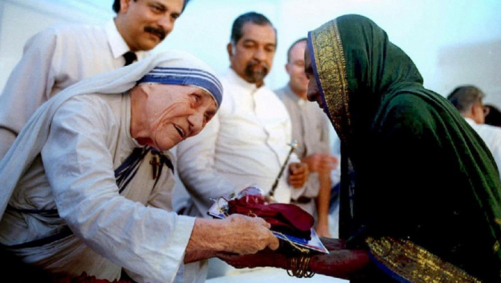 Дизайн одежды матери Терезы стал торговой маркой