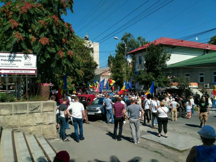 Очередной провал: вместо обещанных тысяч протестующих, на площади собралось около 800 человек