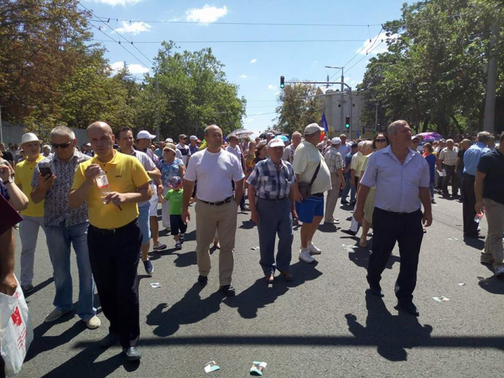 Очередной провал: вместо обещанных тысяч протестующих, на площади собралось около 800 человек