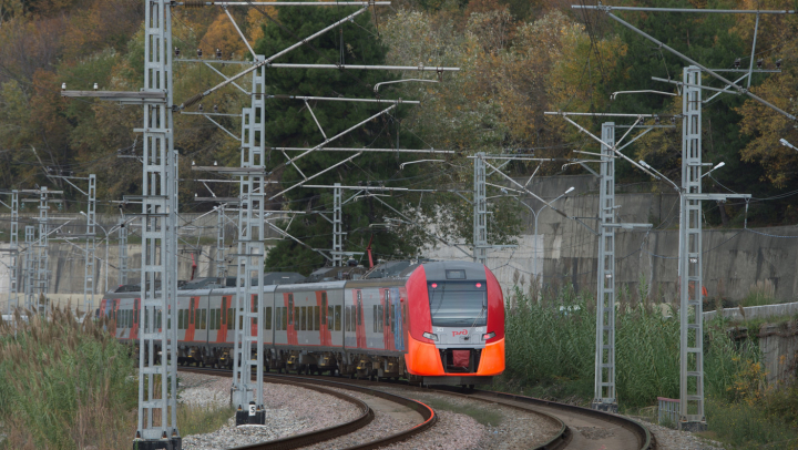 Поезд с 465 пассажирами сошёл с рельсов под Санкт-Петербургом