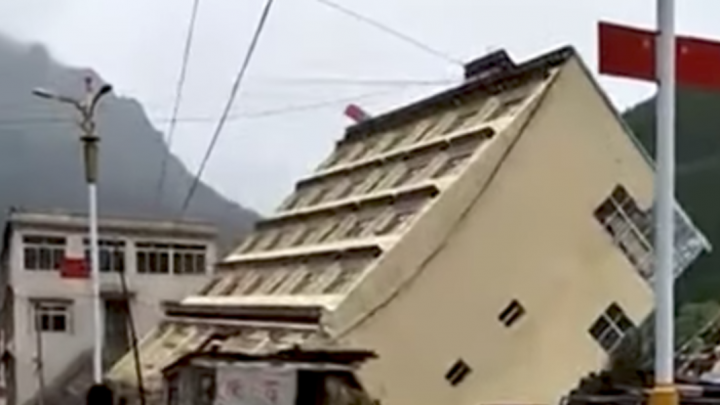 Видео: В Китае жилой дом унесло потоком сразу после эвакуации