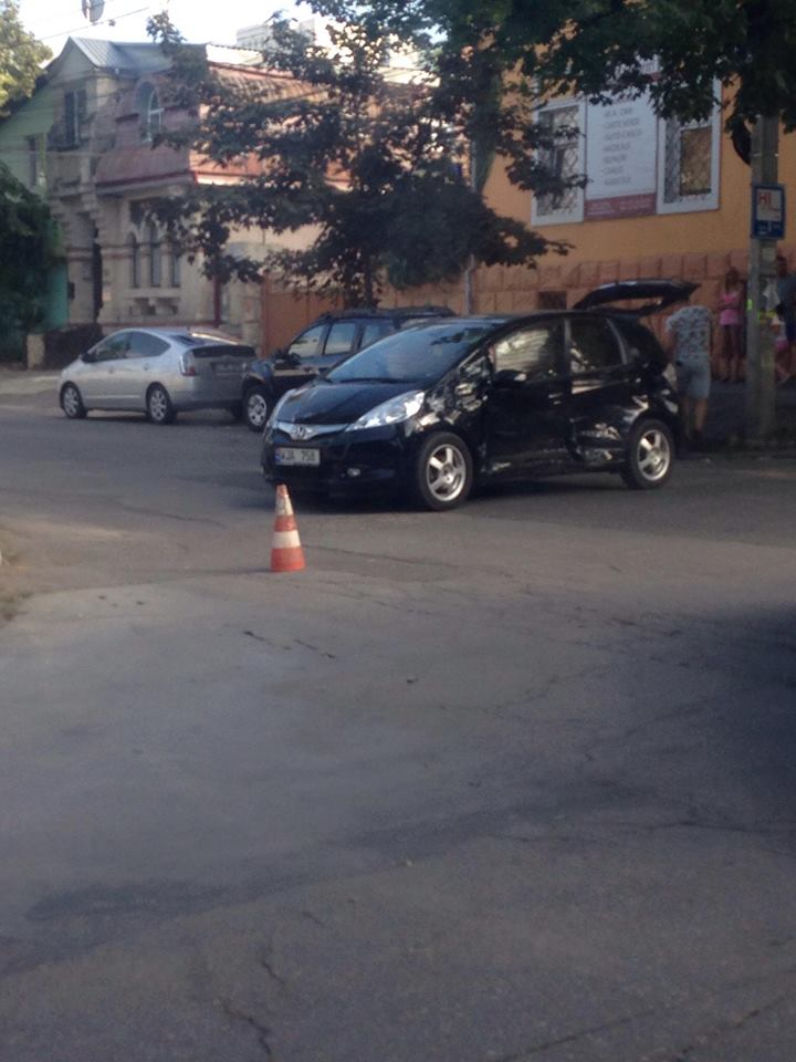 В центре Кишинёва столкнулись два автомобиля