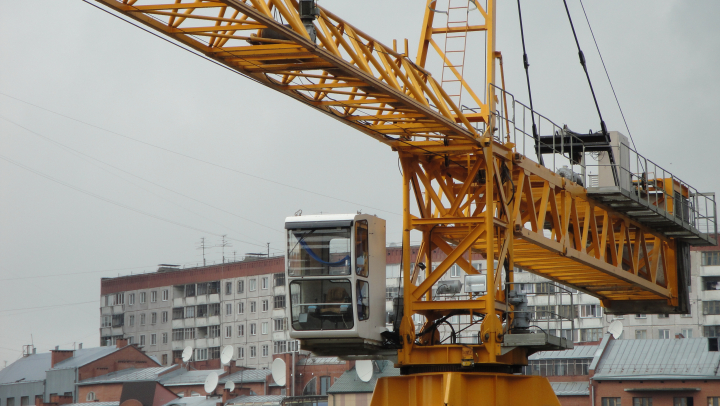 Семеро погибли после падения строительного крана на микроавтобус в Китае