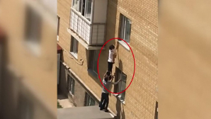 В Казахстане спасли чудом не упавшую из окна девочку