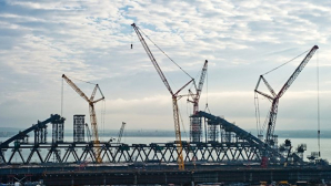 В Керченский пролив доставили железнодорожную арку будущего моста