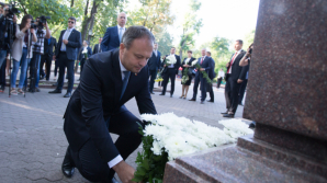 Первые лица страны возложили цветы к памятнику Штефана чел Маре по случаю Дня румынского языка