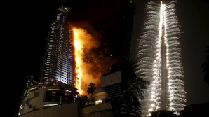 В Дубае минувшей ночью загорелся небоскрёб "Факел"