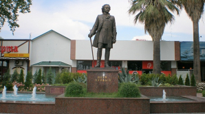 Пьяная парочка устроила возле памятника Петру I свидание в джакузи: видео