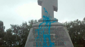 В Полтаве осквернили братскую могилу русских воинов и памятник Петру I