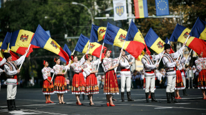 Яркий парад национального костюма прошёл в центре: видео