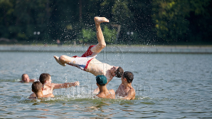 Сотни горожан бегут от жары на берег Днестра в Вадул-луй-Водэ
