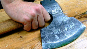 В Москве задержан угрожавший прохожим топором мужчина