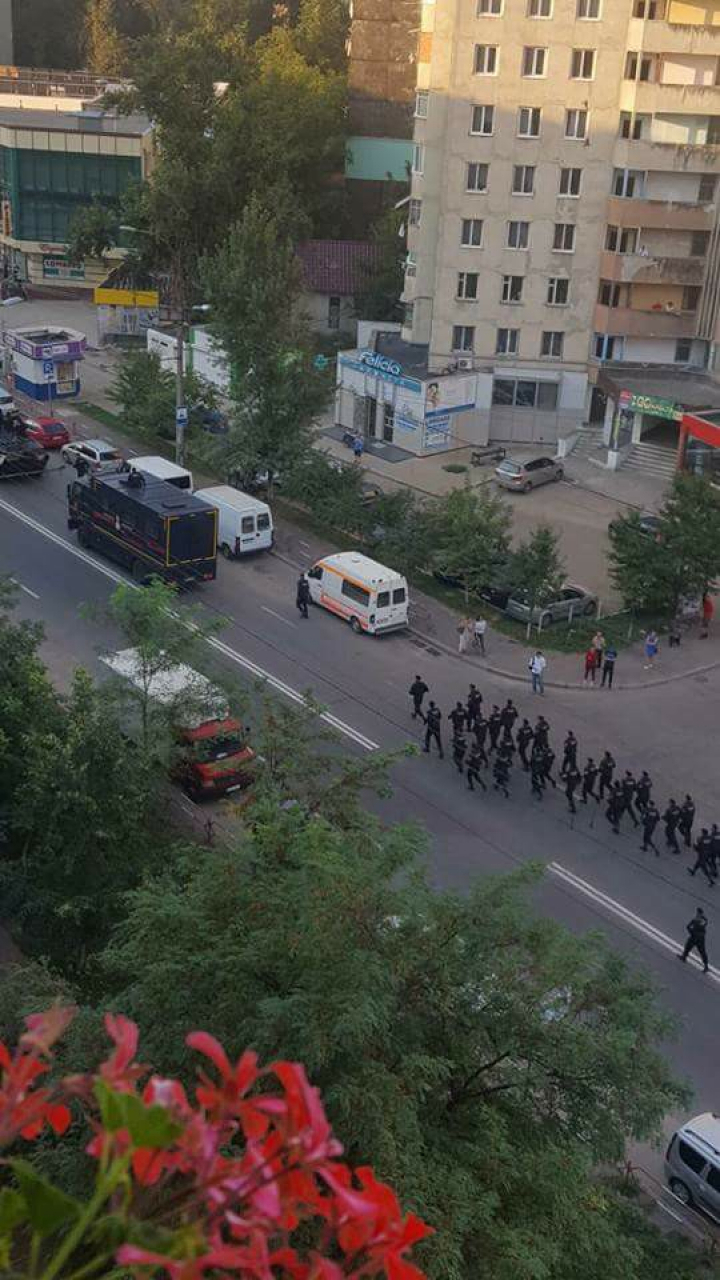 Сотни карабинеров напугали жителей Старой Почты: видео