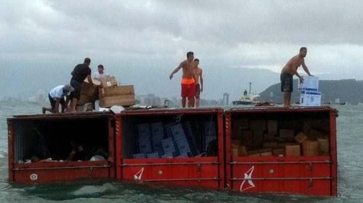 Контейнеры, упавшие в воду с грузового судна, разворовали, пока они тонули