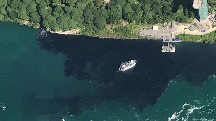 Вода в Ниагарском водопаде стала черной