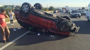 Авария на трассе возле Кишинева: автомобиль столкнулся с грузовиком и перевернулся