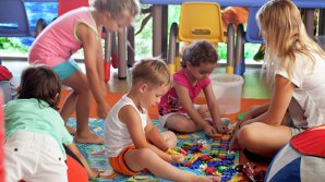 Воспитатель детсада сняла на видео издевательства коллеги над ребенком