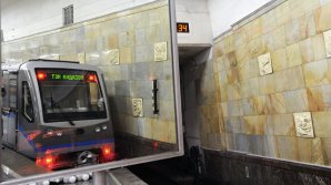 В московском метро поезд врезался в стену