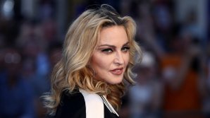 Курьер не узнал певицу Мадонну и отказался отдавать ей посылку