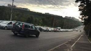 Жуткие пробки на улице Алеку Руссо: светофоры работают в тестовом режиме уже неделю