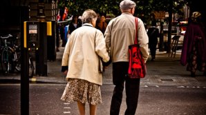 Пенсионеры создали отряд и строят пакости владельцу экскурсионного автобуса