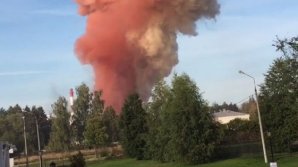 Над горящим химическим складом в Москве поднимается огромный столб розового дыма