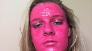 Девушка нанесла на лицо краску, которая должна смываться, но что-то пошло не так