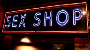 Кража гигантского фаллоимитатора из сексшопа попала на видео