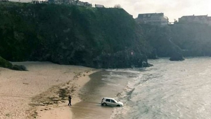 Пьяный водитель уснул в машине на пляже и не заметил прилива