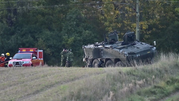 На учениях в Швеции поезд въехал в бронетранспортёр