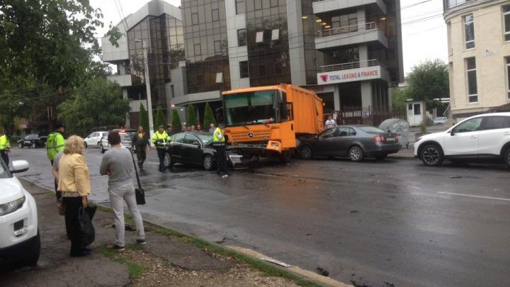 Легковой автомобиль выехал на встречную полосу и врезался в мусоровоз: фото